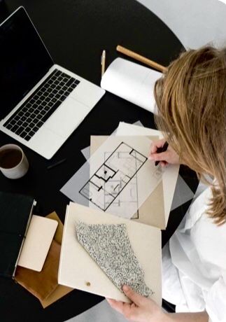 Chambre à coucher aux tons neutres